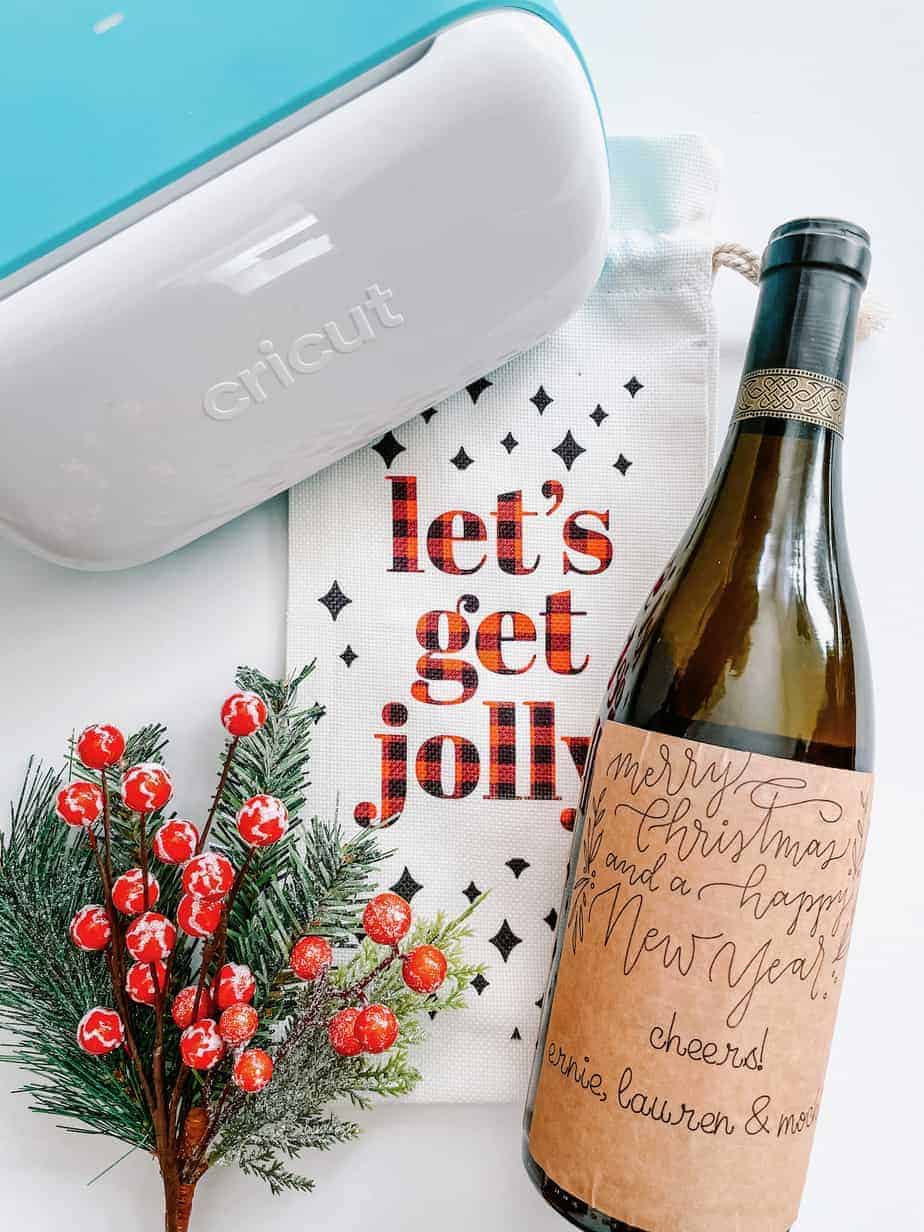 Easy Gift Idea Cricut Joy Holiday Wine Labels Pink on